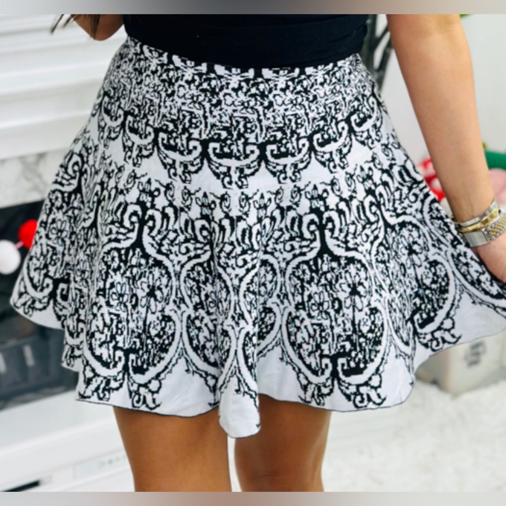 NWOT - Vocal - White/Black Pattered Knit Mini Skirt - Size S/M